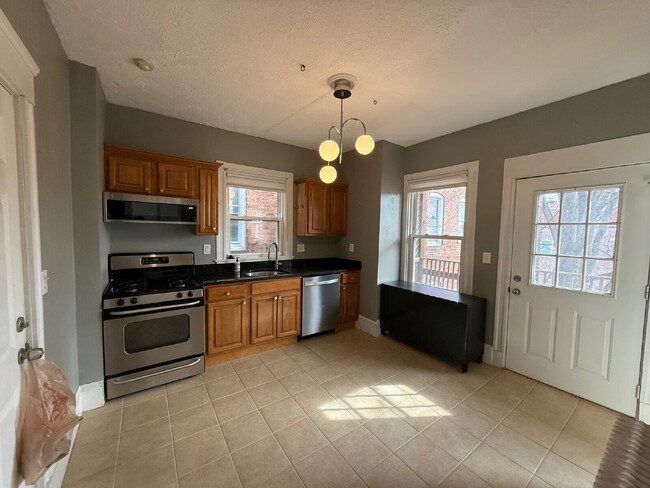 Building Photo - Available NOW! Spacious & Modern 2 Bedroom unit ready for move in!