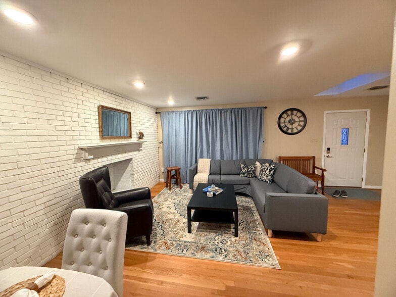 Building Photo - 3452 Quaker Ct