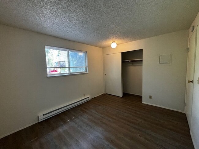 Building Photo - 2-bedroom, 1-bathroom Apartment Located In The Heart of Bellingham  Close to WWU and Fairhaven