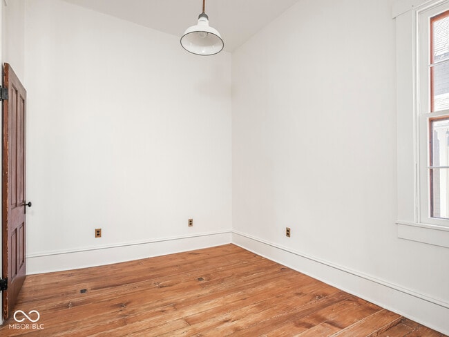 Building Photo - 1118 E St Clair St