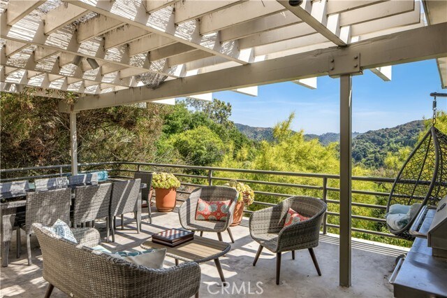 Building Photo - 2870 Benedict Canyon Drive