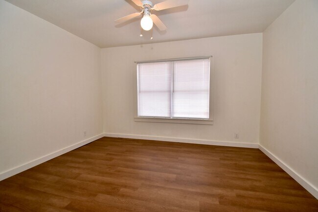 Building Photo - 3 Bed 1 Bath Home!