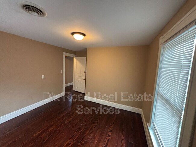 Building Photo - 411 Millikin St