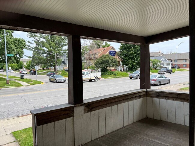 Building Photo - Over 2,000sf and 8 Bedrooms