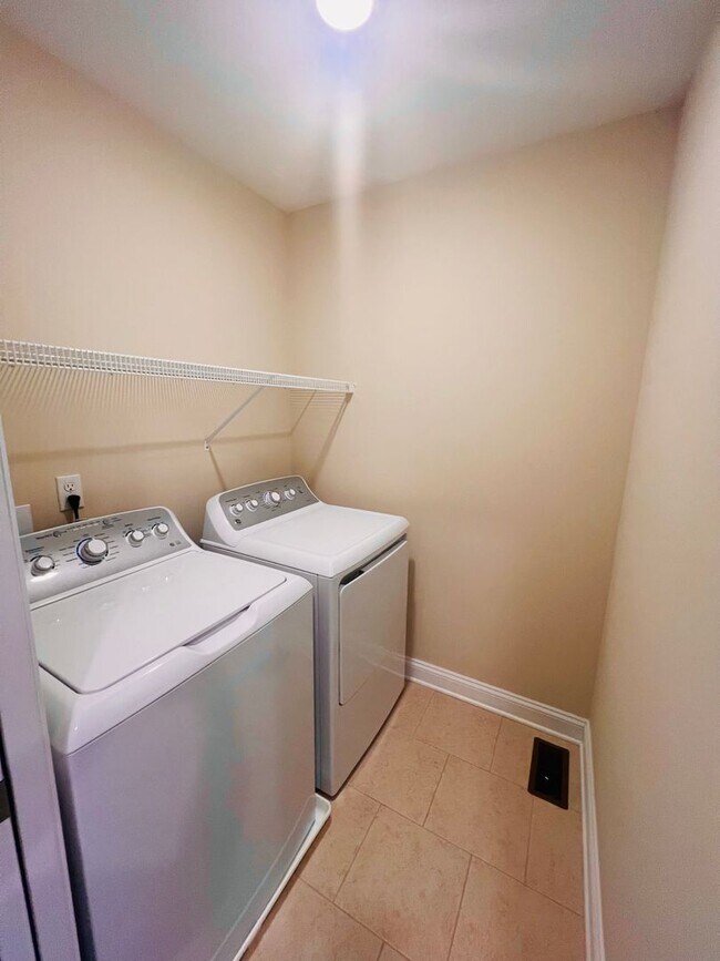 Building Photo - Spacious townhouse for rent in Bluestone H...