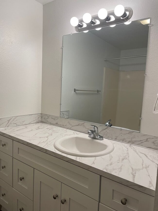 Building Photo - Rent Special: FREE Rent for the month of February!!