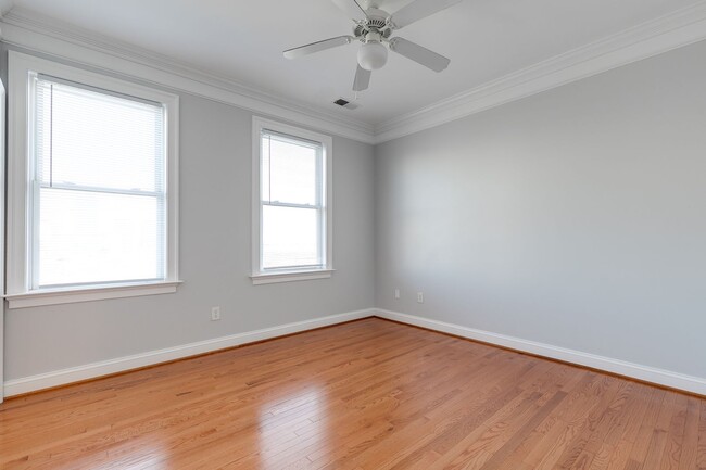 Building Photo - 3 Bedroom Townhome in Oregon Hill!