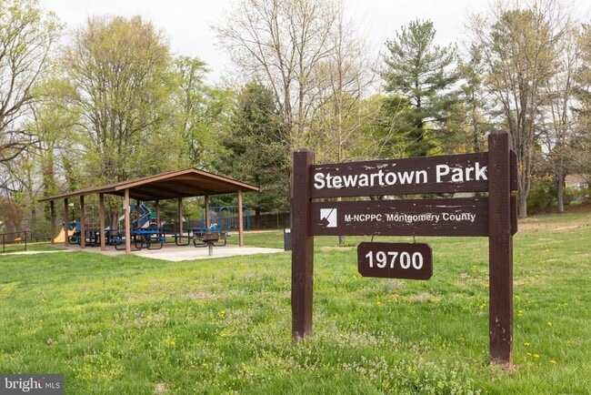 Building Photo - 9004 Roundleaf Way