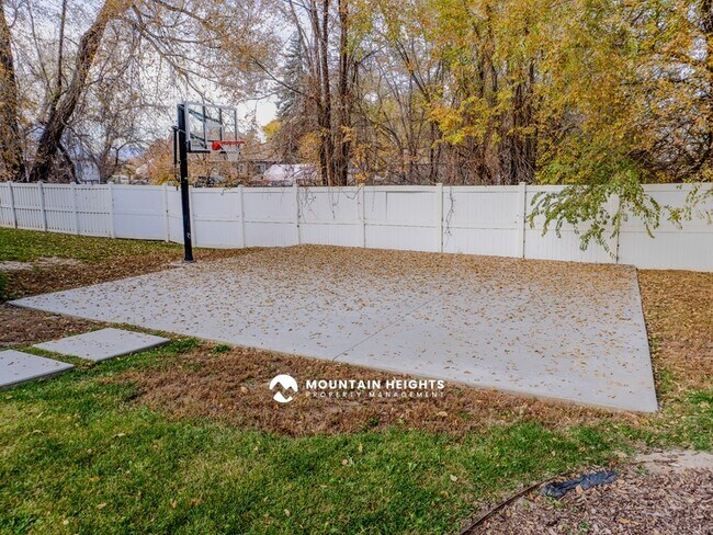 Building Photo - 26 W 7500 S