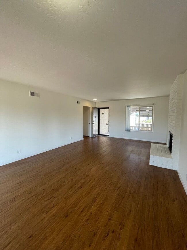 Building Photo - Terrific 3Br +/2Ba Single story house with...