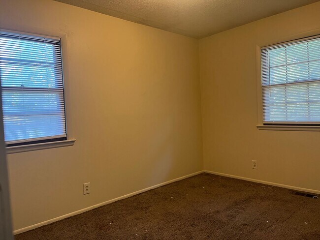 Building Photo - 3 BEDROOM 1 FULL BATH HOME WITH LIVING ROOM & REC ROOM, SINGLE GARAGE AND LARGE BACKYARD