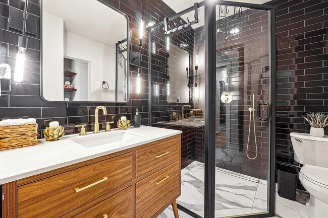 Building Photo - 2450 Hillcrest Dr