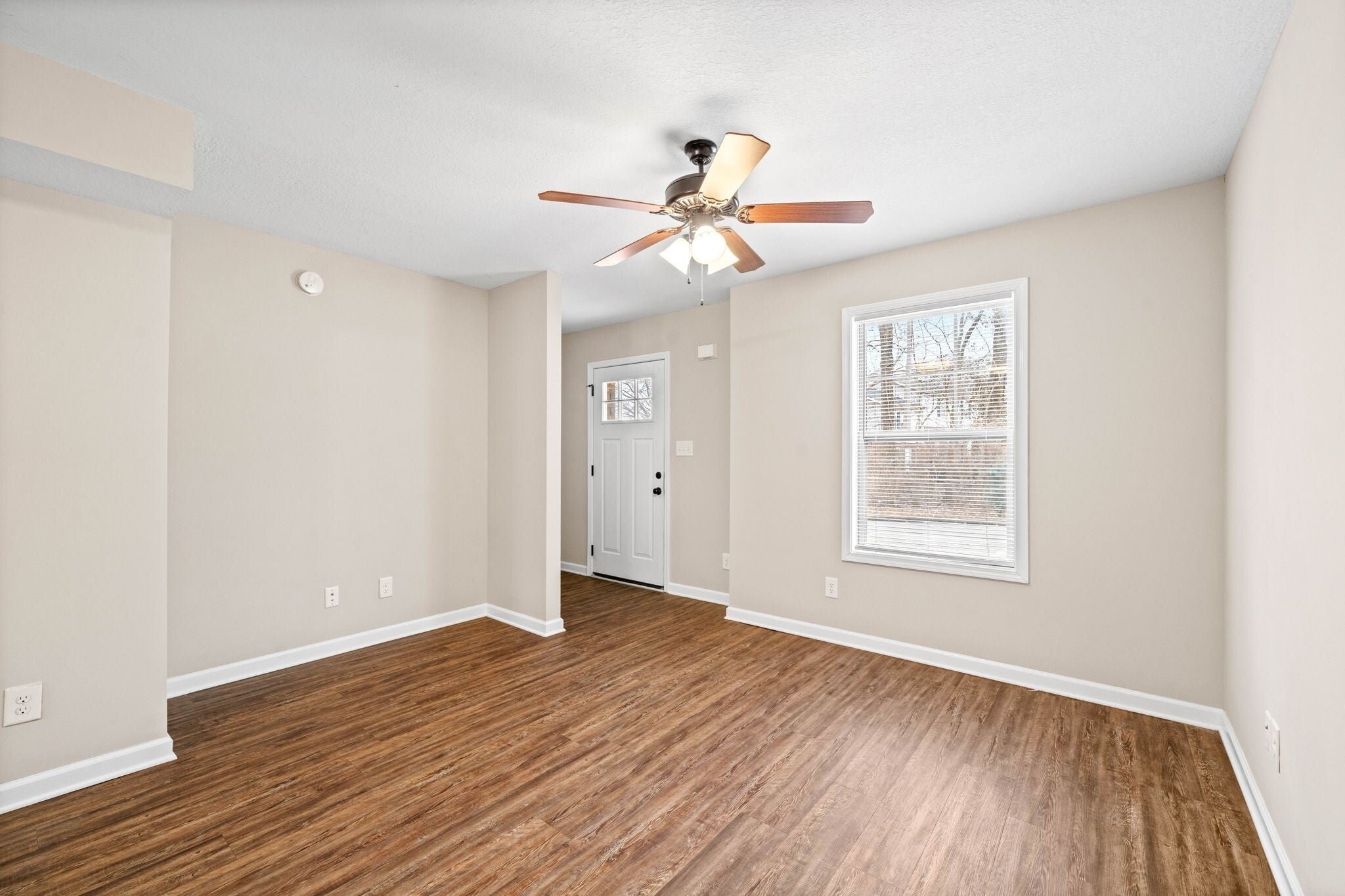 Building Photo - 1560 E Knollwood Cir