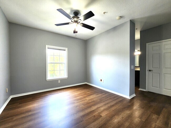 Building Photo - 3rd Floor Condo; Gated Community; Resort S...