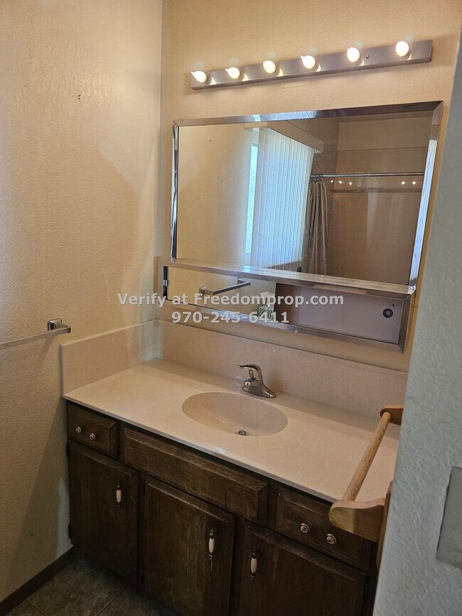 Building Photo - Great 2 bedroom 1.5 bath Duplex on the Red...