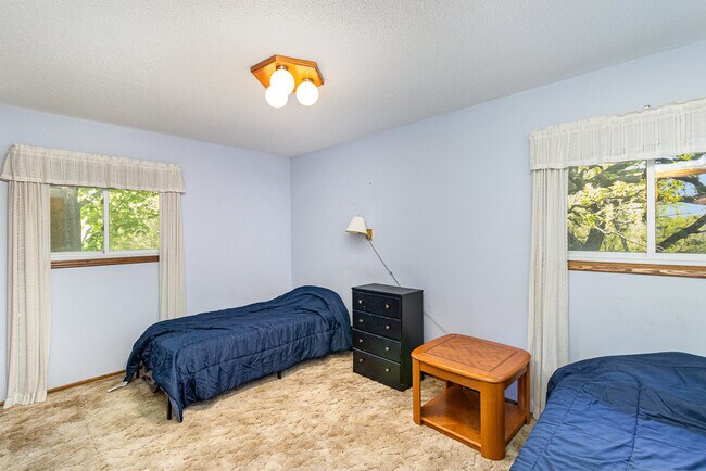 Furnished main bedroom - 3937 Pumice Ct