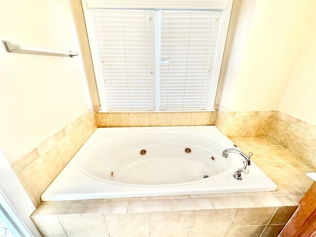 Building Photo - 715 Fairway Point Dr