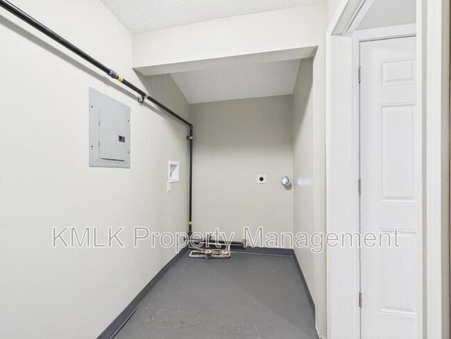 Building Photo - 9042 Maple Grove Rd