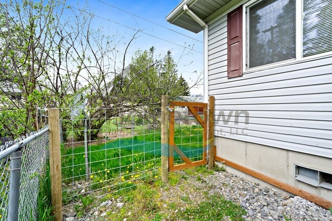 Building Photo - 6498 Tamarack Ln