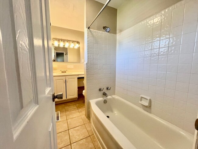 Building Photo - 3-Bedroom Home In Laurel Manor - Fenced Ba...