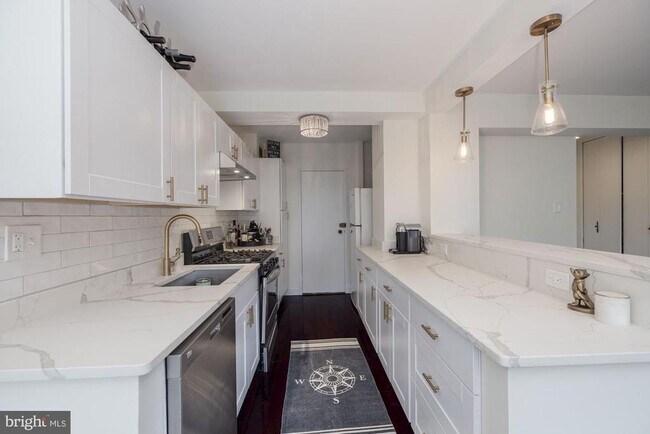 Primary Photo - 4201 Cathedral Ave NW