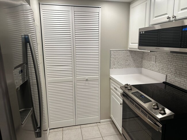 Building Photo - Sharp-Newly Remodeled Ground Floor Condo -...