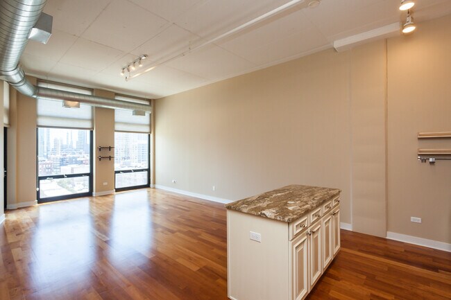 Building Photo - 740 W Fulton St