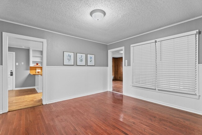 Building Photo - 901 N Azalea Dr