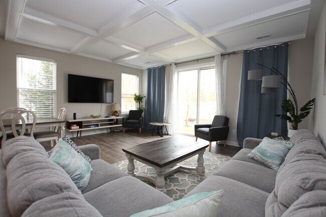 Building Photo - Like New End Unit Townhouse!