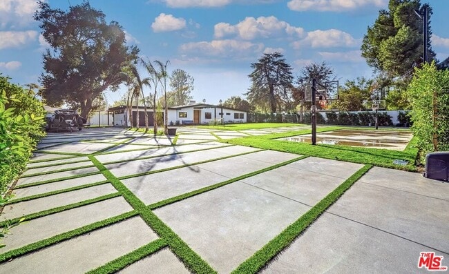 Building Photo - 22616 Oxnard St