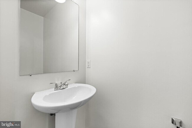 Building Photo - 10 Shady Tree Ct