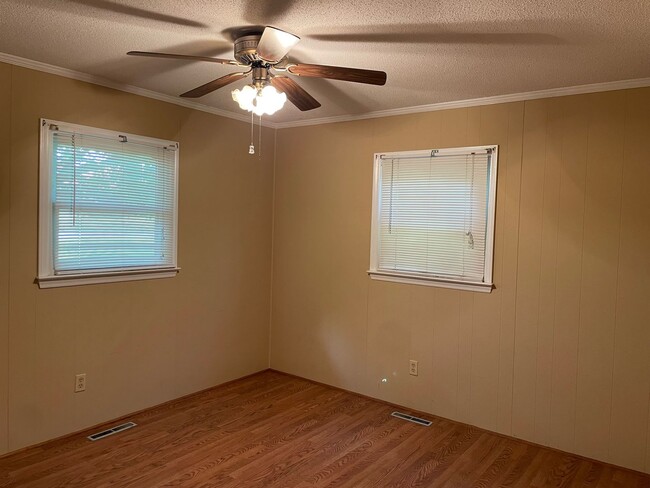 Building Photo - 3 BED, 2 BATH BRICK HOME LOCATED IN COUNTR...