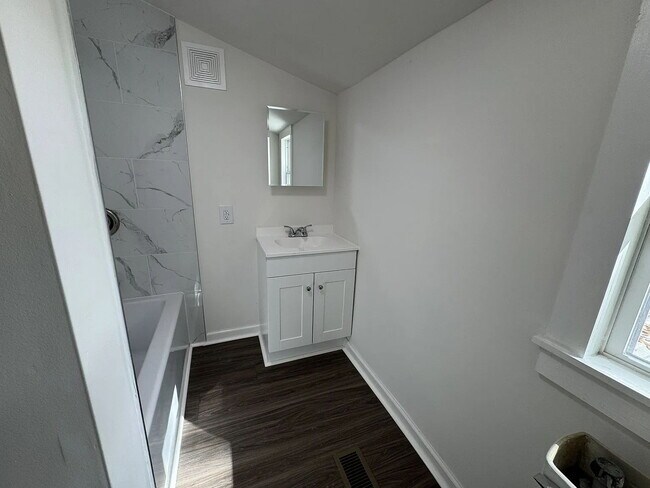 Building Photo - 2 Bed, 1 bath in Central