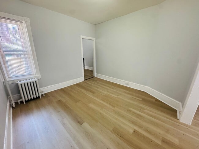 Building Photo - Renovated 3bd/1bth House with Rear yard!! ...