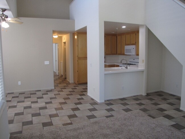 Building Photo - Beautifully upgraded condo in the fantasti...