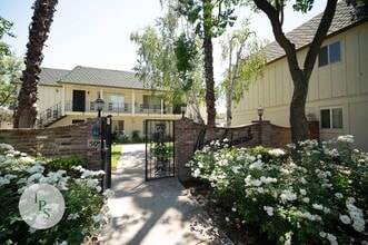 Building Photo - 5090 N Roosevelt Ave