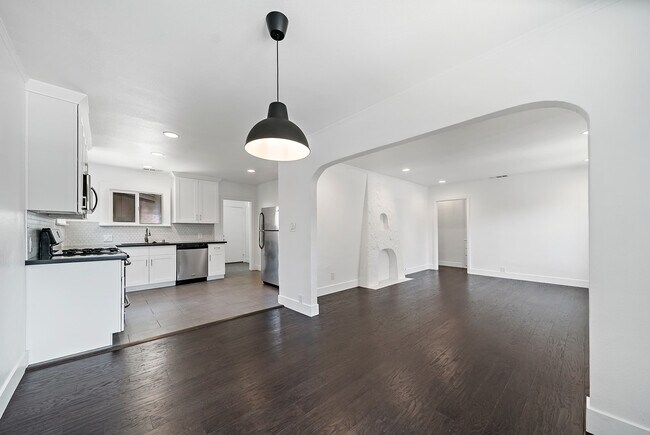 Building Photo - 4978 N North Maywood Ave