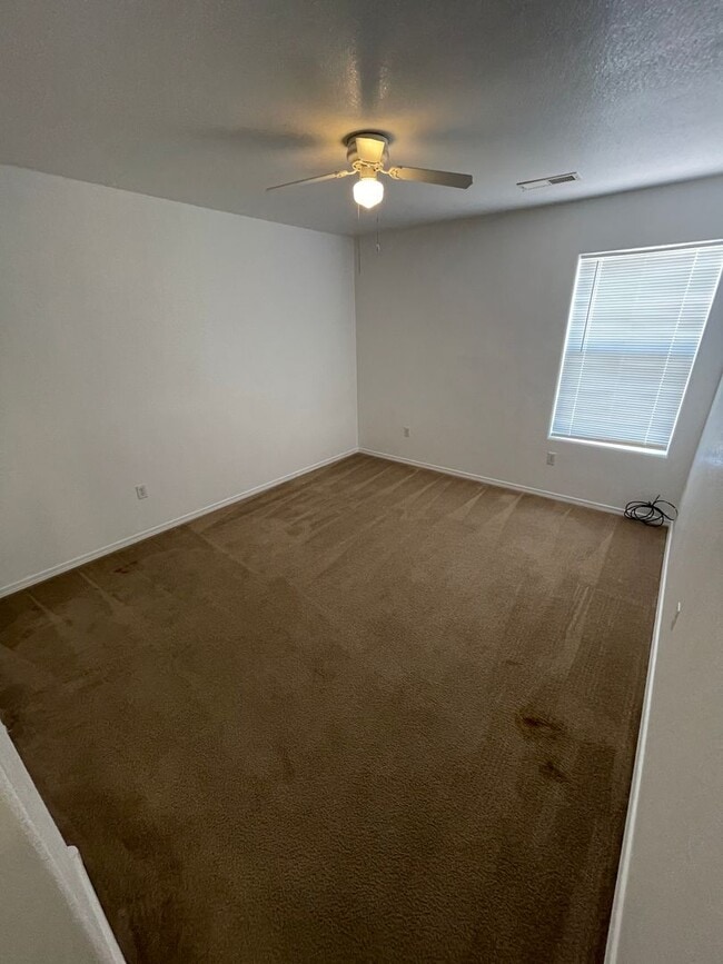 Building Photo - Great 5 Bedroom/2.5 Bathroom off Porter Dr.