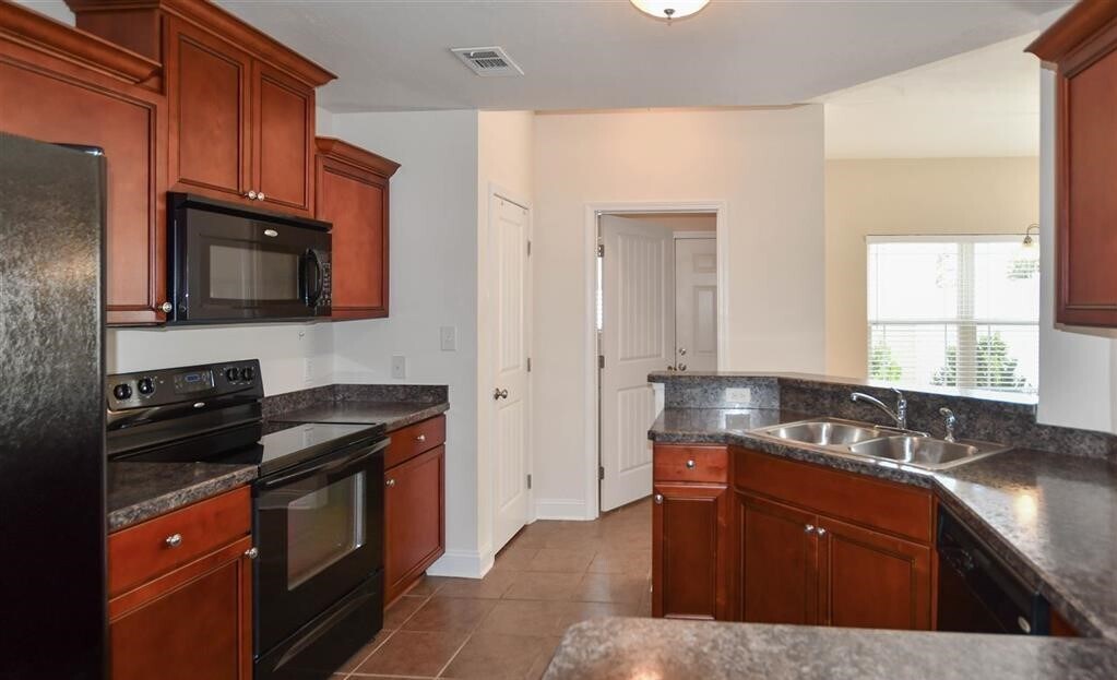 Building Photo - 412 Promenade Dr SW