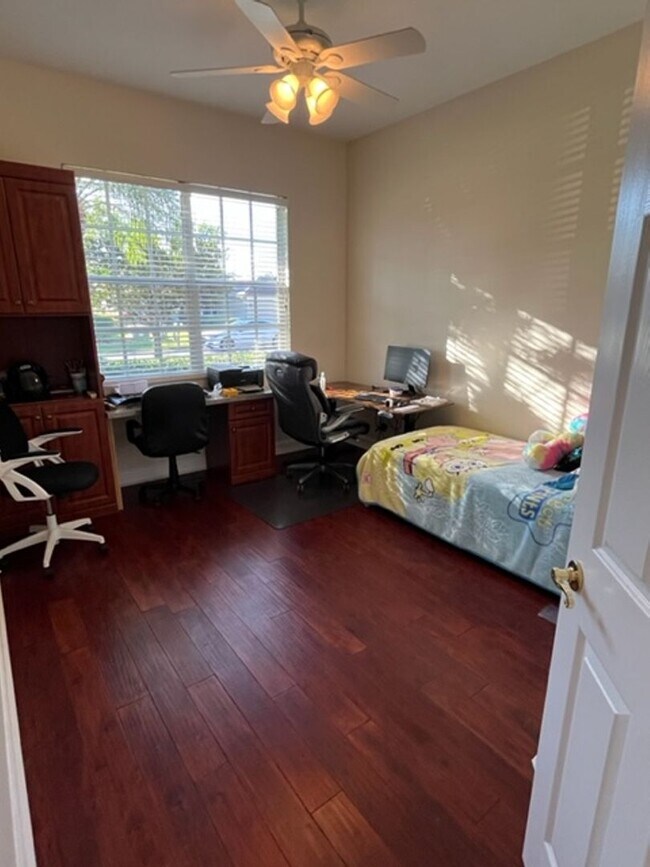 Building Photo - 12561 Lake Run Dr