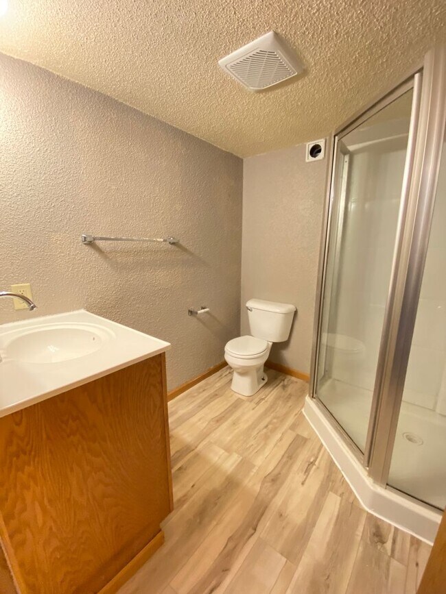 Building Photo - Now leasing for May 2026! Four Bed/One Bath