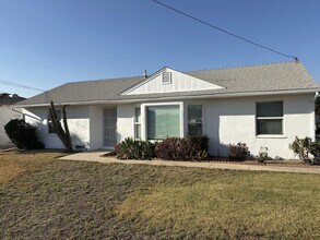 Building Photo - Charming Home