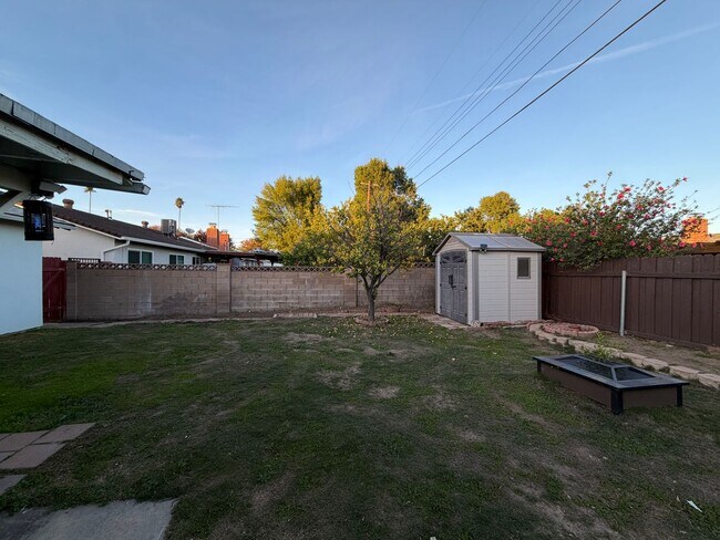 Building Photo - 3 Bedroom 2 Bath Home With Ample Storage