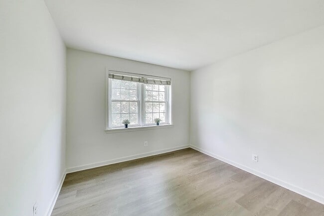 Building Photo - Convenient and Stylish 2-bedroom close to ...