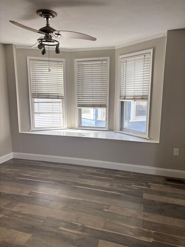 Building Photo - Charming 3-Bedroom Twin Home for Rent in L...