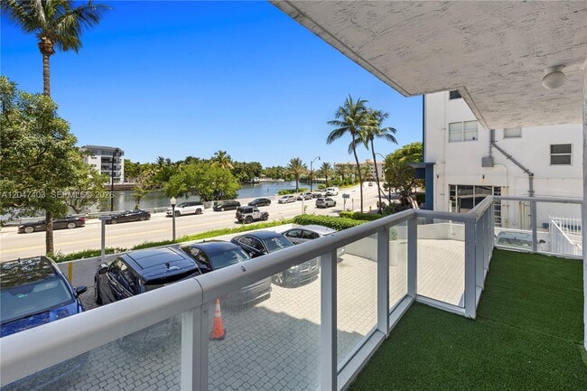 Building Photo - 2457 Collins Ave