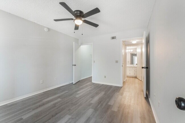 Building Photo - Charming 1-Bedroom Condo Retreat in Orlando - Conveniently Located!