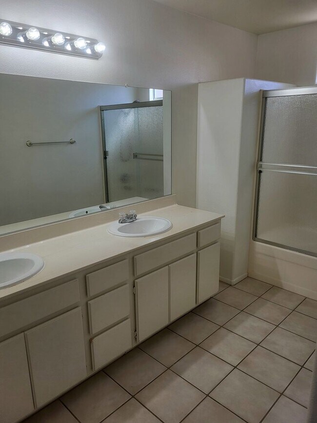 Building Photo - Great Single Story w/ 3 Car Garage