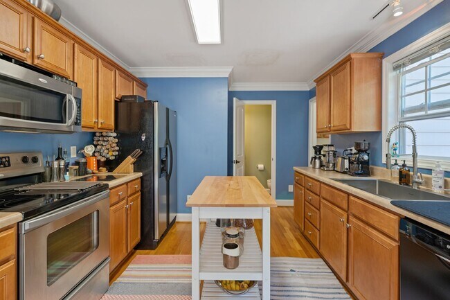 Building Photo - PENDING APPLICATION 03/28/26: Available now! Perfect 3br/2.5ba Home Only 1/2 Mile From Durham's B...