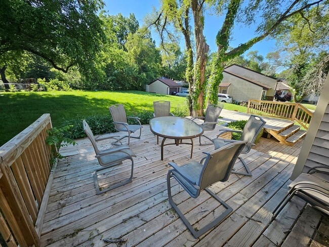 Building Photo - Pet friendly split-level 3 bedroom, 1 bathroom bi-attached home!